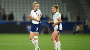 Tenten Soccer: Inggris mencetak kemenangan besar di kualifikasi Euro Wanita Prancis (Leah Williamson, kiri, dan Georgia Stanway dari Inggris merayakan kemenangan atas Prancis)